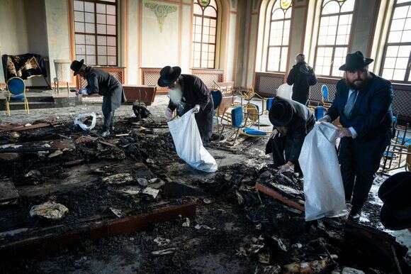 חסידי סדיגרוא אוספים אתספרי תורה שנשרפו בהצתה אנטישמית | יהושע פרוכטר ומאיר זלזניק חסידי סדיגרוא אוספים אתספרי תורה שנשרפו בהצתה אנטישמית | יהושע פרוכטר ומאיר זלזניק