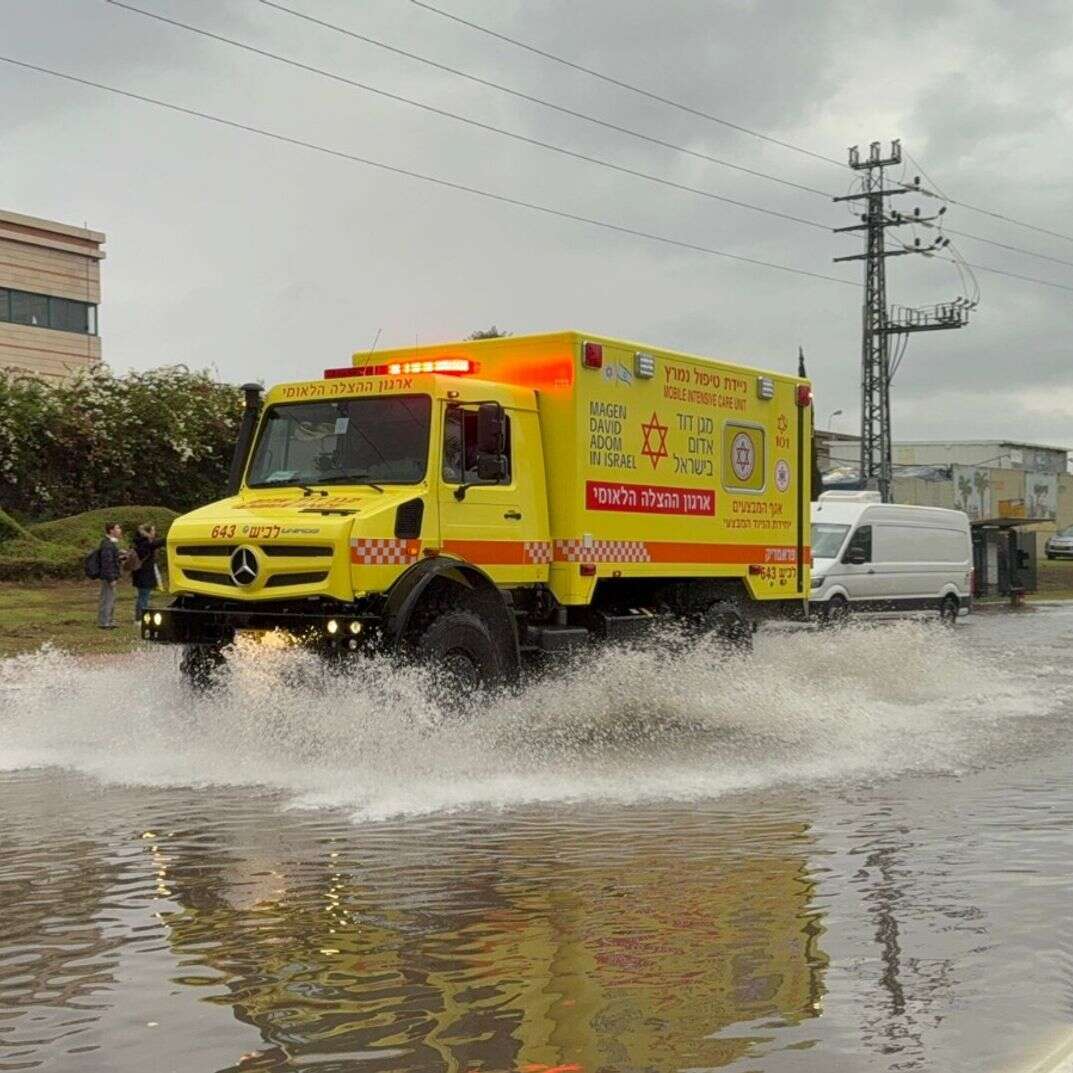 הצפות הסופה "ביירון" ביבנה | תיעוד מבצעי מד"א הצפות הסופה "ביירון" ביבנה | תיעוד מבצעי מד"א