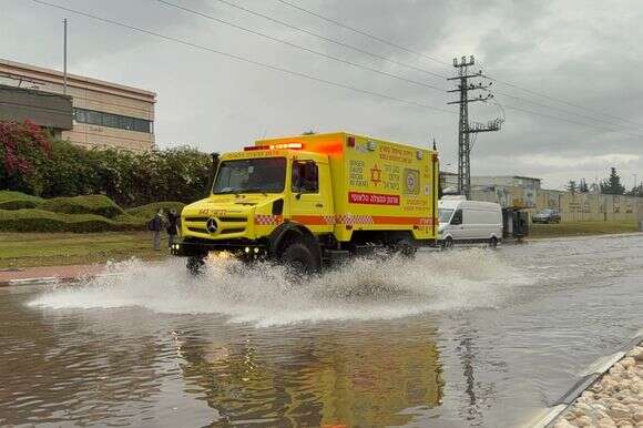 הצפות הסופה "ביירון" ביבנה | תיעוד מבצעי מד"א הצפות הסופה "ביירון" ביבנה | תיעוד מבצעי מד"א