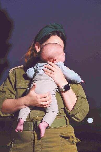 "לא הייתי מסוגלת לצאת לברית לפני שראיתי את כל החטופים שחזרו באותו היום".רס"ן ש' ובנה תום | יוסי זליגר "לא הייתי מסוגלת לצאת לברית לפני שראיתי את כל החטופים שחזרו באותו היום".רס"ן ש' ובנה תום | יוסי זליגר