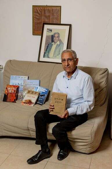 בן־שלום בביתו; מאחוריו תמונת אביו, עובדיה ז"ל | נעמה שטרן בן־שלום בביתו; מאחוריו תמונת אביו, עובדיה ז"ל | נעמה שטרן