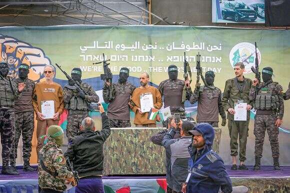 אור לוי, אלי שרעבי ואוהד בן־עמי ביום שחרורם, פברואר 2025 | עבד רחים חטיב, פלאש 90 אור לוי, אלי שרעבי ואוהד בן־עמי ביום שחרורם, פברואר 2025 | עבד רחים חטיב, פלאש 90