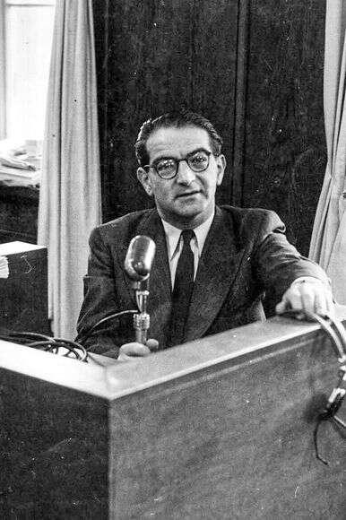 מציל או בוגד. קסטנר משדר בקול ישראל
בהונגרית, תחילת שנות החמישים מציל או בוגד. קסטנר משדר בקול ישראל
בהונגרית, תחילת שנות החמישים