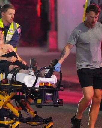 פינוי פצועים מהפיגוע בסידני, אוסטרליה | AP