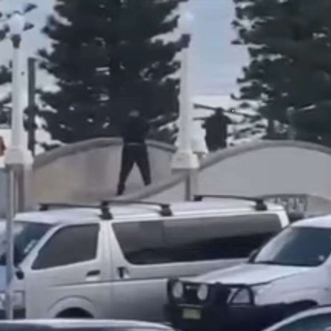 פיגוע ירי בחנוכה באוסטרליה | צילום מסך מיוטיוב The Night Cap פיגוע ירי בחנוכה באוסטרליה | צילום מסך מיוטיוב The Night Cap