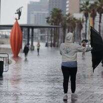 גשם בטיילת תל אביב | EPA