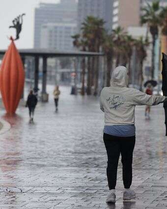 גשם בטיילת תל אביב | EPA