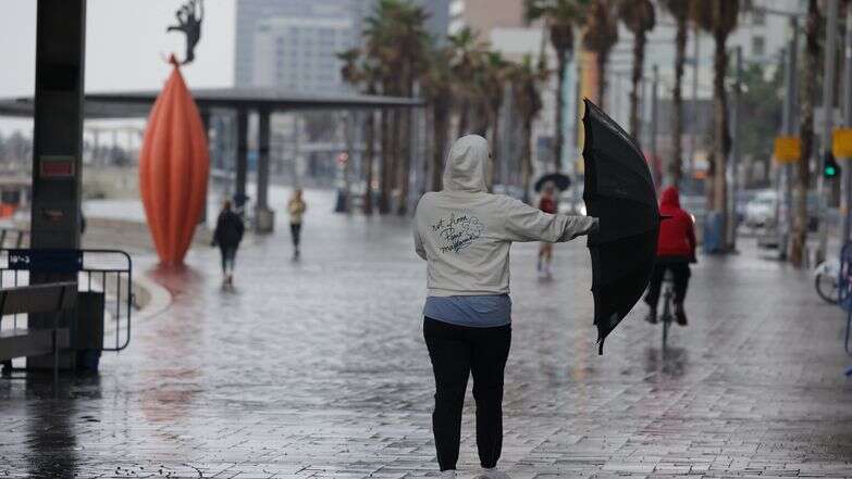 גשם בטיילת תל אביב | EPA גשם בטיילת תל אביב | EPA