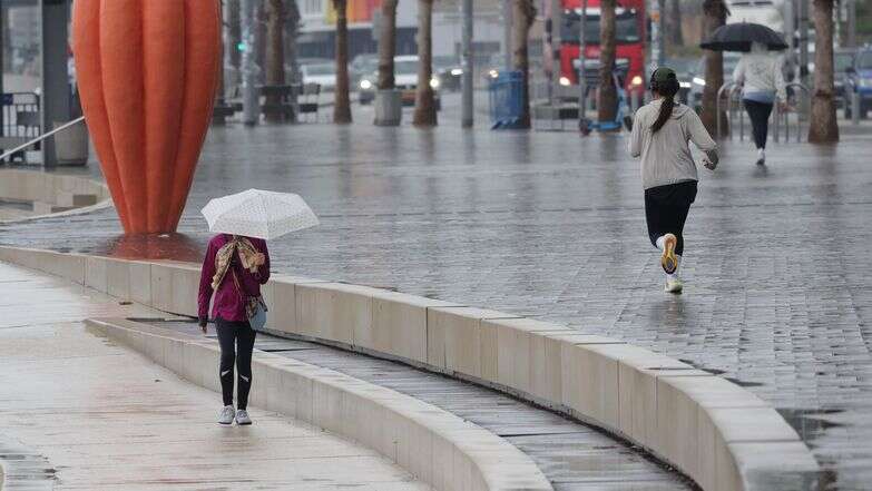 גשם בטיילת תל אביב | EPA גשם בטיילת תל אביב | EPA