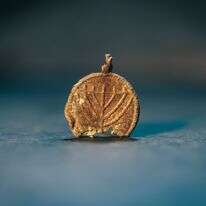 תליון המנורה הנדיר שהתגלה בחפירות הארכיאולוגיות | אליהו ינאי, עיר דוד תליון המנורה הנדיר שהתגלה בחפירות הארכיאולוגיות | אליהו ינאי, עיר דוד