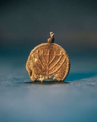 תליון המנורה הנדיר שהתגלה בחפירות הארכיאולוגיות | אליהו ינאי, עיר דוד