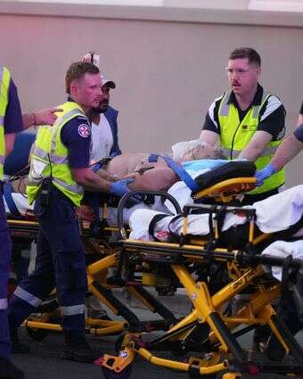 פינוי פצועים לאחר פיגוע הירי בחוף בונדי, סידני, אוסטרליה | AP