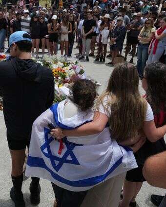 אנדרטה מחוץ לחוף בונדי בסידני, יום לאחר הפיגוע | AP