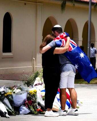 אנדרטה מחוץ לחוף בונדי בסידני, יום לאחר פיגוע הירי | AP אנדרטה מחוץ לחוף בונדי בסידני, יום לאחר פיגוע הירי | AP