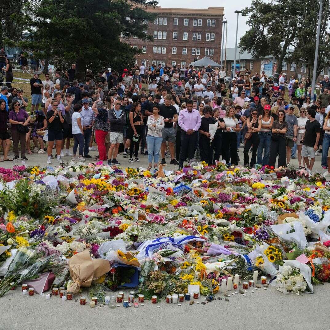 אנדרטה מחוץ לחוף בונדי בסידני, יום לאחר פיגוע הירי | AP