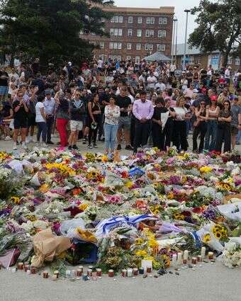 אנדרטה מחוץ לחוף בונדי בסידני, יום לאחר פיגוע הירי | AP