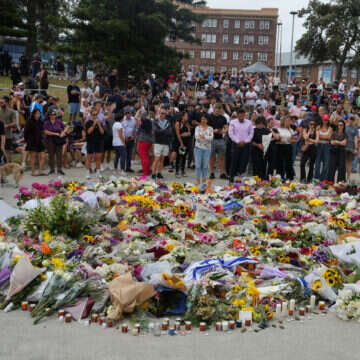 אנדרטה מחוץ לחוף בונדי בסידני, יום לאחר פיגוע הירי | AP