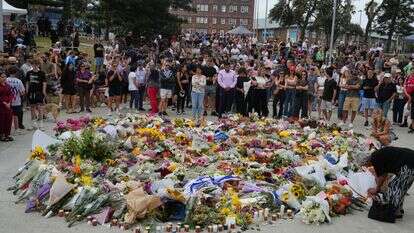 אנדרטה מחוץ לחוף בונדי בסידני, יום לאחר פיגוע הירי | AP אנדרטה מחוץ לחוף בונדי בסידני, יום לאחר פיגוע הירי | AP