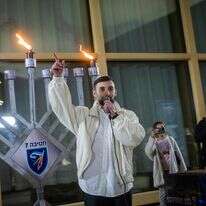 שורד השבי מתן אנגרסט בהדלקת נרות חנוכה | חיים גולדברג, פלאש 90