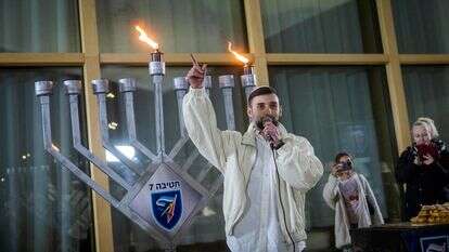 שורד השבי מתן אנגרסט בהדלקת נרות חנוכה | חיים גולדברג, פלאש 90 שורד השבי מתן אנגרסט בהדלקת נרות חנוכה | חיים גולדברג, פלאש 90