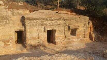 אתר הקבורה שנחשף בגוש עציון | אלעד ויטמן אתר הקבורה שנחשף בגוש עציון | אלעד ויטמן