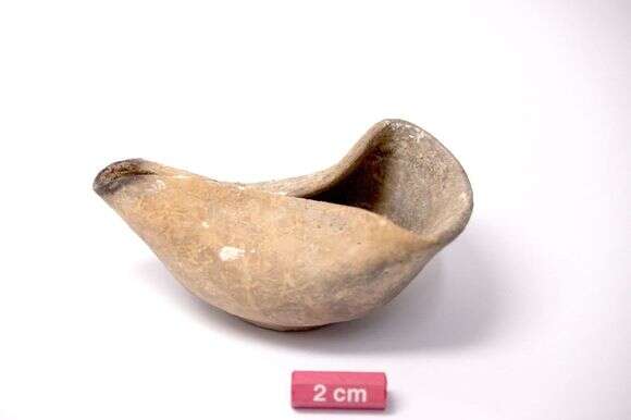 נר חרס מהתקופה החשמונאית שנמצא באתר נבי סמואל | דוברות מתפ"ש נר חרס מהתקופה החשמונאית שנמצא באתר נבי סמואל | דוברות מתפ"ש