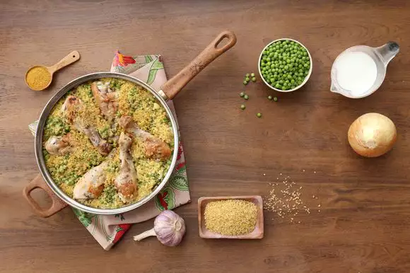 עוף בקארי וקוקוס עם בורגול – אל תבנו על שאריות | אפרת ליכטנשטט