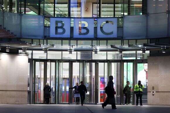 אנשים הולכים מחוץ למטה ה-BBC בלונדון | EPA