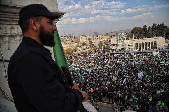 מבט כללי מראה מאות אנשים שהתאספו בכיכר אל-אסי במהלך חגיגות לציון שנה לשחרור העיר | EPA/בילאל אל-חמוד מבט כללי מראה מאות אנשים שהתאספו בכיכר אל-אסי במהלך חגיגות לציון שנה לשחרור העיר | EPA/בילאל אל-חמוד