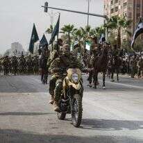 חיילי צבא סוריה על אופנועים משתתפים במצעד לציון יום השנה הראשון להפלת משטרו של בשאר אל-אסד בדמשק | EPA/AHMAD FALLAHA