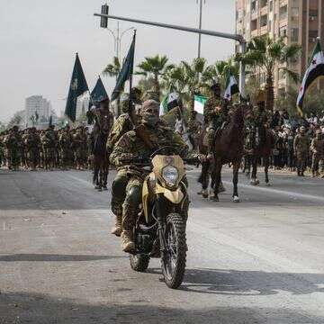 חיילי צבא סוריה על אופנועים משתתפים במצעד לציון יום השנה הראשון להפלת משטרו של בשאר אל-אסד בדמשק | EPA/AHMAD FALLAHA