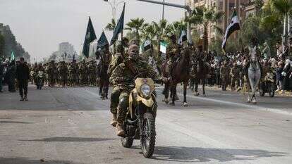 חיילי צבא סוריה על אופנועים משתתפים במצעד לציון יום השנה הראשון להפלת משטרו של בשאר אל-אסד בדמשק | EPA/AHMAD FALLAHA