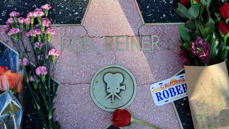 פרחים מונחים על כוכבו של רוב ריינר בשדרת הכוכבים של הוליווד | MARIO TAMA / GETTY IMAGES NORTH AMERICA / Getty Images via AFP פרחים מונחים על כוכבו של רוב ריינר בשדרת הכוכבים של הוליווד | MARIO TAMA / GETTY IMAGES NORTH AMERICA / Getty Images via AFP