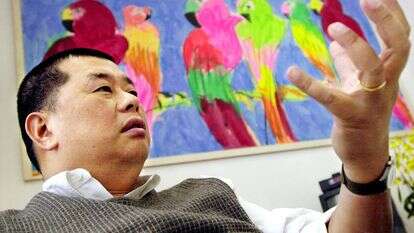 מו"ל מהונג קונג, ג'ימי לאי, נואם במשרדו בהונג קונג בעיתון אפל דיילי, 28 בנובמבר 2000 | AP/וינסנט יו