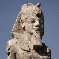 אחד משני פסלי בהט ענקיים של פרעה אמנחותפ השלישי, צולם במהלך הפתיחה הרשמית בעיר לוקסור שבדרום מצרים | AP Photo/Amr Nabil