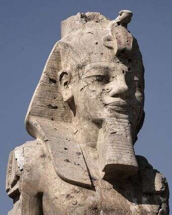 אחד משני פסלי בהט ענקיים של פרעה אמנחותפ השלישי, צולם במהלך הפתיחה הרשמית בעיר לוקסור שבדרום מצרים | AP Photo/Amr Nabil אחד משני פסלי בהט ענקיים של פרעה אמנחותפ השלישי, צולם במהלך הפתיחה הרשמית בעיר לוקסור שבדרום מצרים | AP Photo/Amr Nabil
