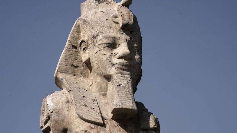 אחד משני פסלי בהט ענקיים של פרעה אמנחותפ השלישי, צולם במהלך הפתיחה הרשמית בעיר לוקסור שבדרום מצרים | AP Photo/Amr Nabil