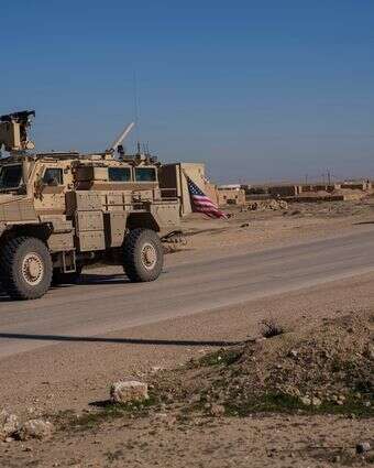 שיירה צבאית אמריקאית נוסעת לאורך כביש במחוז חסכה בצפון מזרח סוריה | AP/ברנאט ארמנגה שיירה צבאית אמריקאית נוסעת לאורך כביש במחוז חסכה בצפון מזרח סוריה | AP/ברנאט ארמנגה