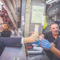 תומכיו סירבו למלא את התפקיד שנועד להם. נתניהו בשוק מחנה יהודה, 2021 | יונתן זינדל, פלאש 90