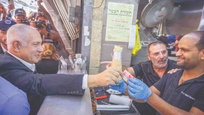 תומכיו סירבו למלא את התפקיד שנועד להם. נתניהו בשוק מחנה יהודה, 2021 | יונתן זינדל, פלאש 90