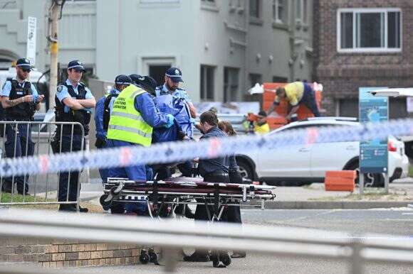 כוחות ביטחון והצלה בזירת הפיגוע בבונדי ביץ', אוסטרליה | EPA כוחות ביטחון והצלה בזירת הפיגוע בבונדי ביץ', אוסטרליה | EPA