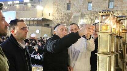 מעמד הדלקת הנר בכותל | ארנון בוסאני מעמד הדלקת הנר בכותל | ארנון בוסאני