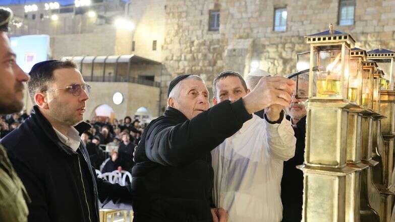 מעמד הדלקת הנר בכותל | ארנון בוסאני מעמד הדלקת הנר בכותל | ארנון בוסאני