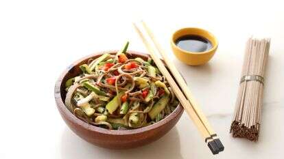 סלט מלפפונים ואטריות בג'ינג'ר | אפרת ליכטנשטט