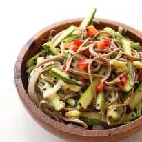 סלט אטריות ומלפפונים בג’ינג’ר שמקפיץ את השגרה | אפרת ליכטנשטט סלט אטריות ומלפפונים בג’ינג’ר שמקפיץ את השגרה | אפרת ליכטנשטט