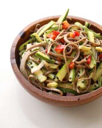 סלט אטריות ומלפפונים בג’ינג’ר שמקפיץ את השגרה | אפרת ליכטנשטט