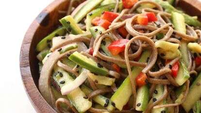 סלט אטריות ומלפפונים בג’ינג’ר שמקפיץ את השגרה | אפרת ליכטנשטט