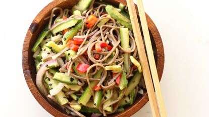 סלט מלפפונים ואטריות בג'ינג'ר | אפרת ליכטנשטט