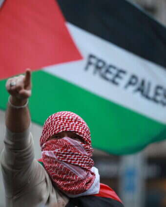מפגין פרו פלסטיני | EPA/CLEMENS BILAN