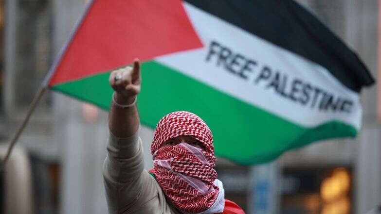 מפגין פרו פלסטיני | EPA/CLEMENS BILAN מפגין פרו פלסטיני | EPA/CLEMENS BILAN